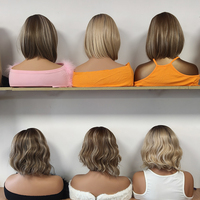 Julianna Vente en Gros Perruques Bob Courtes Pixie Bouclées Blondes Méchées Elowen en Fibre Futura Premium avec Lace Front HD Synthétique