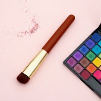 Pinceau correcteur de luxe à pointe ronde avec poils synthétiques et manche en plastique pour le maquillage du visage