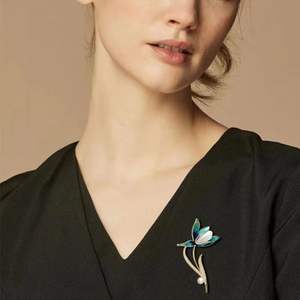 Yunlvマグノリアフラワーブローチ,ハイエンド,エレガント,フェミニン,シックなデザインセンスとパールCの軽い高級アクセサリー - Product Image 3