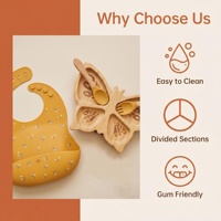 Ensemble d'alimentation pour bébé en silicone jaune curcuma avec bavoir floral, assiette compartimentée en bois en forme de papillon et fourchette-cuillère à pointe souple en silicone pour la diversification alimentaire