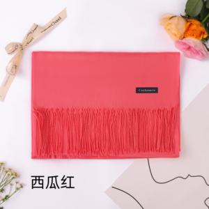 ผ้าพันคอไหมพรมหนานุ่มสำหรับฤดูหนาว สีพื้น โพลีเอสเตอร์ ผ้าคลุมไหล่พิมพ์ลายดิจิทัล พร้อมพู่ห้อย  โลโก้ - Product Image 5