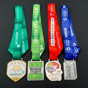 Medaglia Personalizzata a Forma di Cervello con Smalto Geometrico e Cordino Rosso per Corsa Benefica a Supporto della Consapevolezza sul Denti di Cervello - Product Image 2