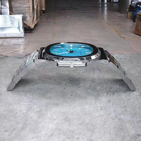 Table basse contemporaine élégante en acier inoxydable pour salon meubles de maison avec présentoirs en verre de montre en métal