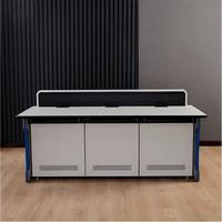 Console de commande moderne peinte en forme d'arc, bureau de surveillance avec design modulaire et hauteur réglable pour usage professionnel