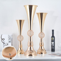 Vase trompette doré moderne, centre de table, support à fleurs en métal avec boule de cristal pour la décoration de table de mariage, fête ou événement
