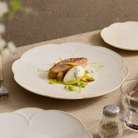 Assiette en céramique beige rétro de luxe léger avec bord doré, bordure irrégulière en forme de pétale pour la présentation de table en restaurant occidental
