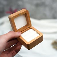 Boîte à alliances en bois de hêtre avec doublure en velours, logo personnalisé, double compartiment carré, pour demande en mariage, fiançailles, mariage