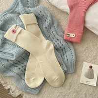 Chaussettes de sport design en gros Chaussettes de sport personnalisées à quantité minimale de commande bas en coton de couleur unie avec bouton Étiquette en tissu Chaussettes pour femmes