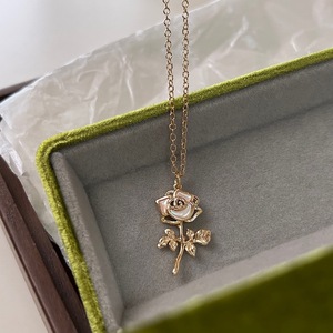Elegante y Sencillo Collar con Colgante de Rama de Rosa y Perla Madre, para Mujer, Estilo Lujoso y Ligero, Sensación de Nicho, Cadena para Clavícula - Product Image 4