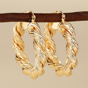 Orecchini a Spirale in Metallo per Donne, Gioielli Minimalisti e Audaci, Accessorio di Moda per Uso Quotidiano - Product Image 4