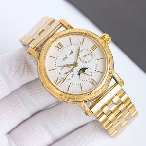 Montre plaquée or 18 carats avec affichage du calendrier complet et des phases lunaires, boîtier gravé doré, lunette à motif sculpté, montre sophistiquée et audacieuse - Product Image 4