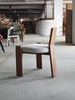 Chaise en bois massif PurelyFeel Ash, style nordique moderne, avec dossier confortable pour salle à manger