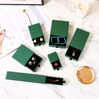 Les boîtes à bijoux du fabricant peuvent être personnalisées avec des logos, des boîtes à tiroirs à bijoux et des boîtes d'emballage de bijoux portables.