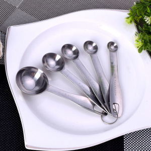 Juego de tazas y cucharas medidoras de acero inoxidable hechas a medida (5 piezas), incluyendo pinzas para leche en polvo, pinzas para café y utensilios de repostería. - Product Image 3