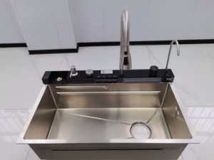 Set Moderno di Lavello e Rubinetto da Cucina in Acciaio Inox con Display Digitale per Villa - Product Image 3