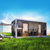 Structure en acier préfabriquée moderne et respirante, conteneur à plat, structure extérieure, mur-rideau en verre, véranda modulaire, maison isolée