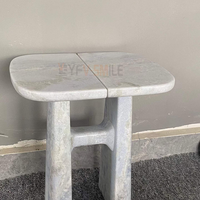 Table basse en marbre naturel avec base sphérique, table ronde en pierre artisanale sur mesure pour un espace de vie moderne