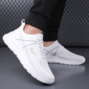 รองเท้าวิ่งตาข่ายแบบ unisex สำหรับฤดูร้อน น้ำหนักเบา ระบายอากาศได้ดี พื้นรองเท้าด้านนอกทำจากยาง พื้นรองเท้าชั้นกลางทำจาก EVA รองเท้ากีฬาใส่สบาย - Product Image 4