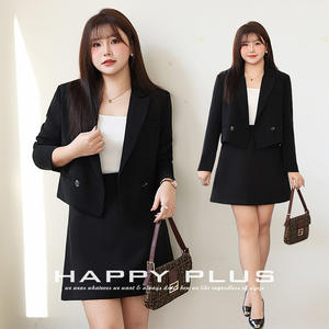 Ensemble tailleur femme grande taille Happy Plus, blazer noir avec gilet blanc, mini-jupe trapèze, design boutons couleur unie - Product Image 5