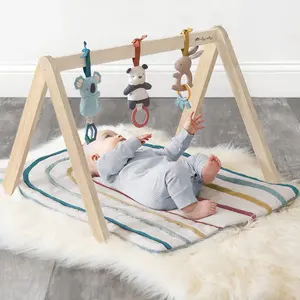 Estera de algodón con marco de madera de pino natural personalizada, juguetes de Koala Panda y conejito, gimnasio de actividades para bebés