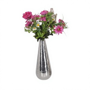 Jarrón de Metal Martillado Decorativo con Flores Rosas, Decoración de Mesa, Acabado Plateado Hecho a Mano, Jarrón de Metal Hecho a Mano en Oferta - Product Image 1