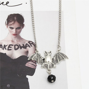Collana con ciondolo a pipistrello e perline viola per il Giorno dei Morti, regalo di Halloween per donna - Product Image 4