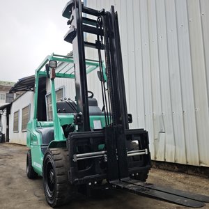 Chariot élévateur Mitsubishi de haute qualité, 3,5 tonnes, mât 2/3, levage standard, flèche de 4 m, pneus pleins, diesel, d'occasion - Product Image 3