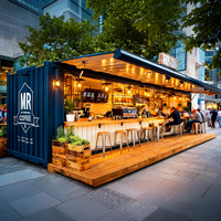 Comptoir de bar en bois de style industriel rétro, transformé à partir d'un conteneur maritime bleu foncé, avec tabourets de bar à structure métallique