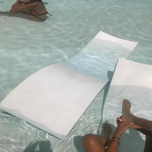 كرسي استلقاء شمسي خارجي صديق للبيئة مصنوع يدويًا من الألياف الزجاجية بتصميم فني عصري فاخر لحفلات أعياد الميلاد وجانب حمام السباحة والحديقة - Product Image 4