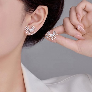 Boucles d'oreilles clous élégantes de haute qualité en argent S925 plaqué or Xingyun, motif géométrique tendance, coupe princesse - Product Image 2