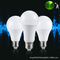 Ampoule LED intelligente E27 avec capteur radar, en plastique, 10W/15W/20W, pour éclairage d'escalier à usage résidentiel