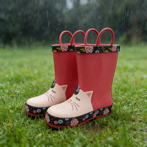 Stivali da pioggia per bambini in gomma rossa impermeabile con stampa di gatti dei cartoni animati dal design classico. - Product Image 4