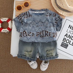 Ensemble deux pièces été pour garçons : T-shirt et short en jean déchiré avec lettres imprimées – Vêtements pour tout-petits – Grande Vente - Product Image 5