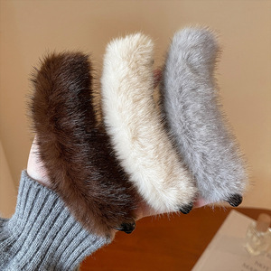 Pince à cheveux géométrique en plastique et tissu en forme de banane pour femme, accessoire de mode automne-hiver pour mariages et occasions spéciales - Product Image 2