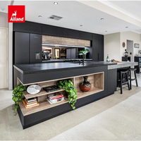 Cuisine sur mesure Alland, design industriel moderne, double îlot, panneaux à lattes laqués noir mat, comptoir ouvert