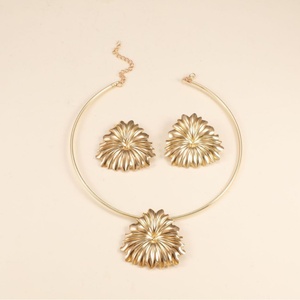 Jingciren Boutique Ensemble collier et boucles d'oreilles à fleurs tridimensionnelles exagérées, style métallique, transfrontalier Europe-Amérique - Product Image 2