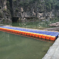 Sports aquatiques, parking, ponton, kayak, bateau à moteur, yacht de luxe, plate-forme flottante