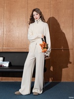 Ensemble chic en tricot gris, pull à col haut zippé et pantalon large, doux et élégant, parfait pour les looks décontractés et tendance, ensemble pull en coton