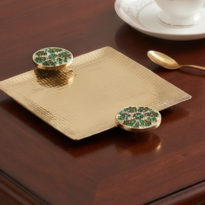Plateau de service de luxe en métal doré avec incrustations vertes, accents décoratifs, design martelé, élégant objet de présentation pour table, usage résidentiel - Product Image 1