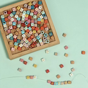 ลูกปัดตัวอักษรสีทองขนาด 6x6 มม. ลูกบาศก์หลากสีอะคริลิคสำหรับทำสร้อยข้อมือ สร้อยคอ เครื่องประดับ ขายส่งจำนวนมาก - Product Image 3