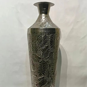 Jarrón decorativo de suelo de hierro repujado con acabado plateado antiguo, este elegante jarrón decorativo de suelo, precio al por mayor. - Product Image 4