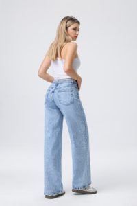 Nuovi jeans in denim lavato, comodi, versatili, a vita alta, con coulisse regolabile e decorati con strass. - Product Image 4