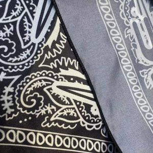 <span class=keywords><strong>Bandana</strong></span> Personalizzata 75x75cm con Logo Stampato su Entrambi i Lati, Design a Tinta Unita <span class=keywords><strong>Multiuso</strong></span> - Product Image 4