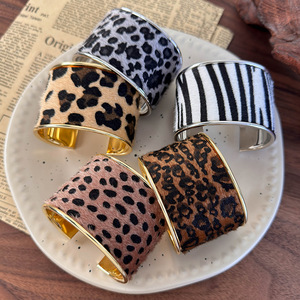 Bracciale aperto da donna vintage in lega galvanizzata con stampa leopardata e zebrata, accessorio da polso - Product Image 4