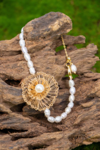 Pulsera de Hoja con Perlas Naturales de Agua Dulce y Detalles Metálicos, Clásica Dorada Coreana, Joyería de Lujo Unisex, Regalo de Moda - Product Image 3