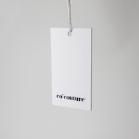 2023 Fashion Design Logo Nom de marque Étiquettes volantes en papier personnalisées de haute qualité avec corde à cordes pour vêtements