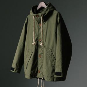 เสื้อแจ็คเก็ตกันลมผู้ชายสีเขียวแบบมีฮู้ด ปี 2025 ขายส่ง คอตั้ง ใส่ได้ทุกสภาพอากาศ ปรับได้ กระดุมสีเข้ม พร้อมกระเป๋าอเนกประสงค์ - Product Image 3