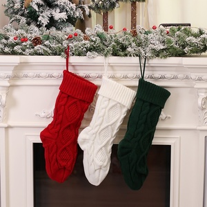 Chaussettes <span class=keywords><strong>de</strong></span> <span class=keywords><strong>Noël</strong></span> en tricot <span class=keywords><strong>à</strong></span> <span class=keywords><strong>suspendre</strong></span> pour cheminée, rouges, vertes et blanches, classiques, pour la décoration <span class=keywords><strong>de</strong></span> la maison en fêtes - Product Image 1