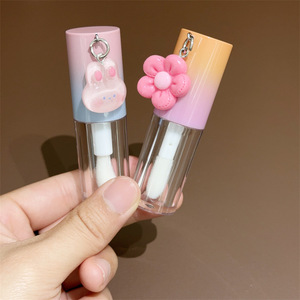 Tube d'huile à lèvres rond de 4 ml avec logo personnalisé, tube de gloss à lèvres rose vide avec pendentif mignon et pinceau, emballage cosmétique - Product Image 1