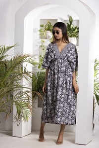 Kaftan monochrome noir et blanc pour femmes avec taille élastiquée et col en V pour un look décontracté élégant et tendance - Product Image 2